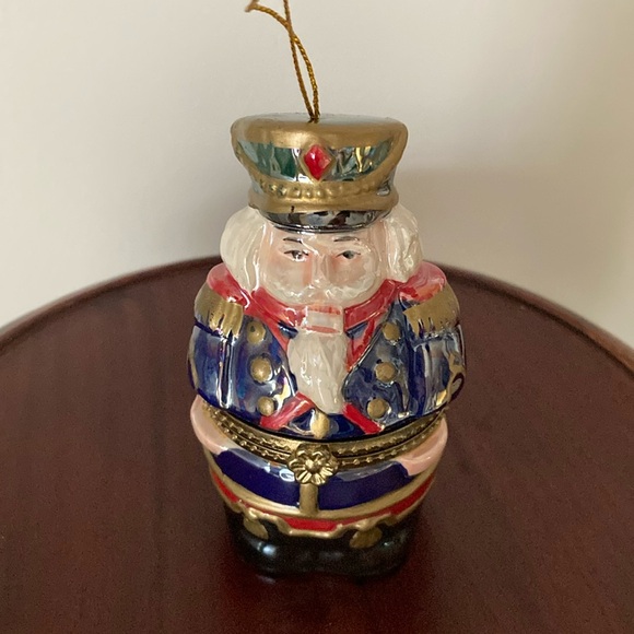 Vintage, 2008 animated Santa ornament music box. - Picture 1 of 9